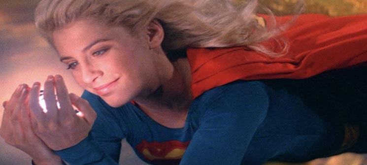 Supergirl (Helen Slater) voando e segurando um cristal 