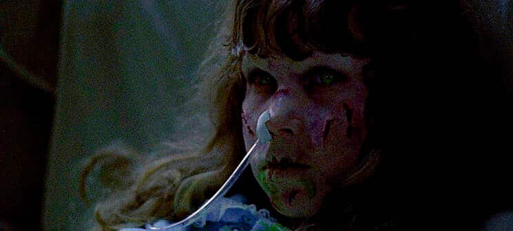Regan (Linda Blair) encarando de forma sinistra em O Exorcista, 1973