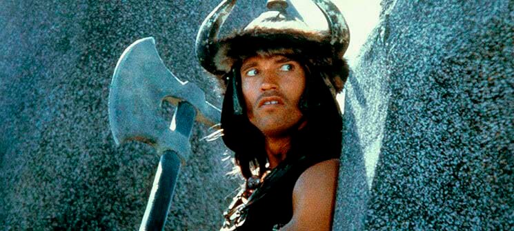 Conan interpretado por Arnold Schwarzenegger segurando seu machado em Conan - O Bárbaro. Um dos personagens mais famosos dos anos 80. 