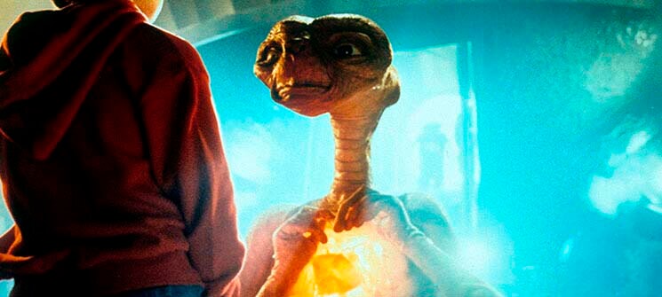 ET e Elliott em E.T. O Extraterrestre. Um dos personagens mais famosos dos anos 80. 