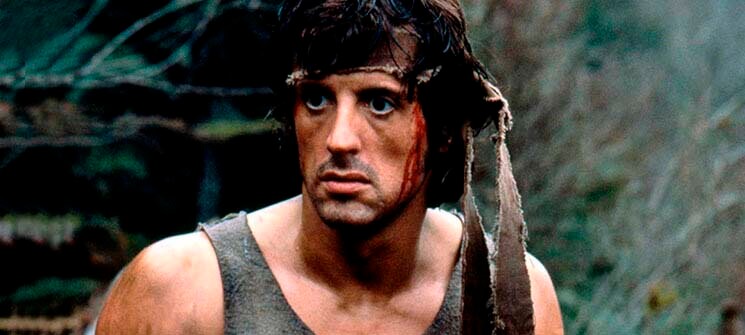 Rambo interpretado por Syvester Stallone pronto para guerra em Rambo - Programado Para Matar. Um dos personagens mais famosos dos anos 80. 