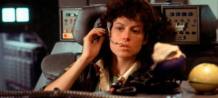 Tenente Ripley (Sigourney Weaver) pilotando a Nostromo em Alien, o Oitavo Passageiro, 1979