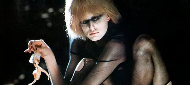 Pris (Daryl Hannah) segurando uma boneca quebrada em Blade Runner: O Caçador de Androides, 1982
