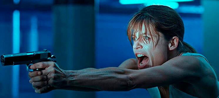Sarah Connor (Linda Hamilton) segurando uma arma em O Exterminador do Futuro 2