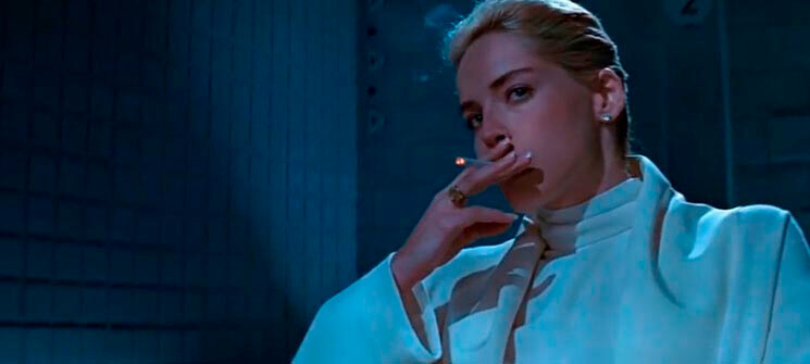 Catherine (Sharon Stone) fumando um cigarro em Instinto Selvagem