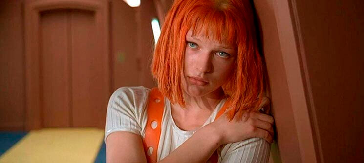 Leeloo (Milla Jovovich) com cara de triste em O Quinto Elemento
