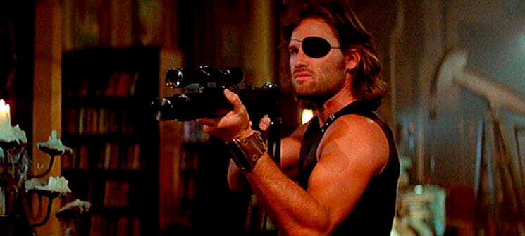 Snake Plissken interpretado por Kurt Russel segurando uma arma em Fuga de Nova York. Um dos personagens mais famosos dos anos 80. 