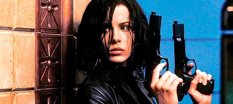 Selene (Kate Beckinsale) segurando duas pistolas em Anjos da Noite