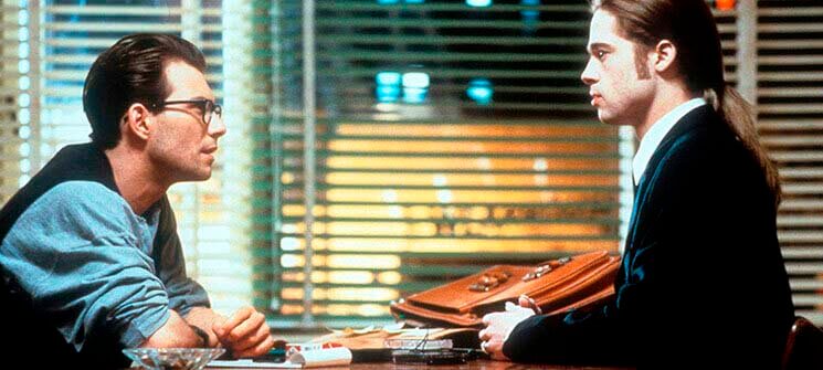 Malloy (Christian Slater) e Louis (Brad Pitt) inicando uma conversa em Entrevista com o Vampiro