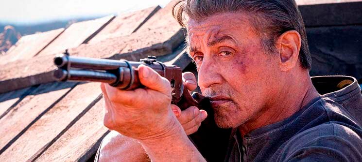 Rambo (Sylvester Stallone) segurando uma espinguarda