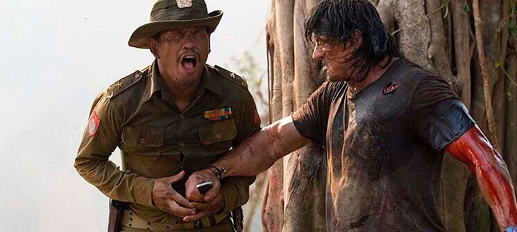 Rambo (Sylvester Stallone) matando um inimigo com uma faca