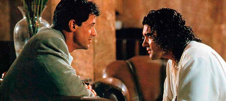 Ralph (Sylvester Stallone) convernsando com um jovem assassino (Antonio Banderas)