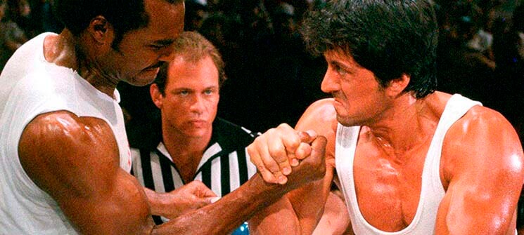 Falção (Sylvester Stallone) em uma disputa de quebra de braço