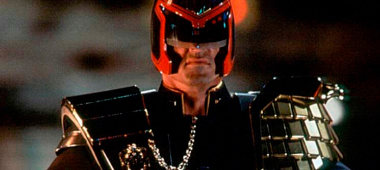 Dredd (Sylvester Stallone) usando a armadura de um Juiz