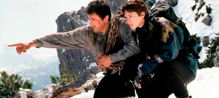 Gabe (Sylvester Stallone) escalando uma montanha