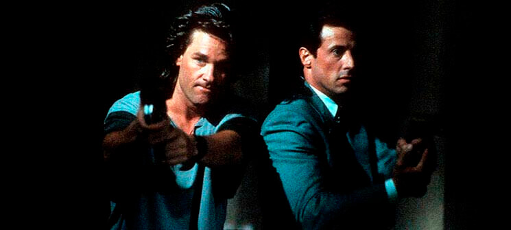 Tango (Sylvester Stallone) ao lado de Cash segurando uma arma