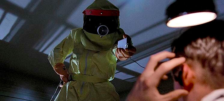 Michael J. Fox assutando Crispin Glover  em De Volta para o Futuro (1985)
