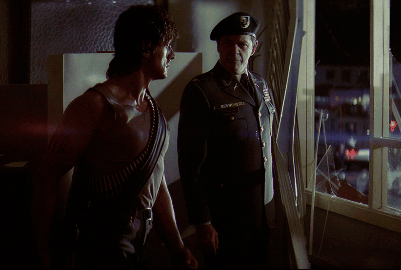 Rambo ao lado do Coronel Trautman no filme Rambo – Programado para Matar (1982)