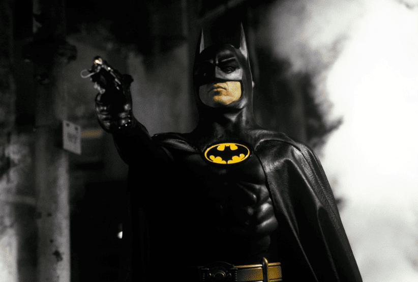 Michael Keaton como Batman no filme Filme: Batman (1989).Um dos personagens mais famosos dos anos 80.
