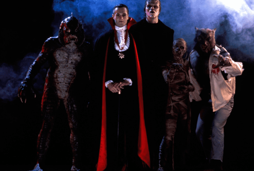 Tom Noonan, Michael Reid MacKay, Duncan Regehr, Carl Thibault e Tom Woodruff Jr com os montrso no filme Deu a Louca nos Monstros. Um dos personagens mais famosos dos anos 80.