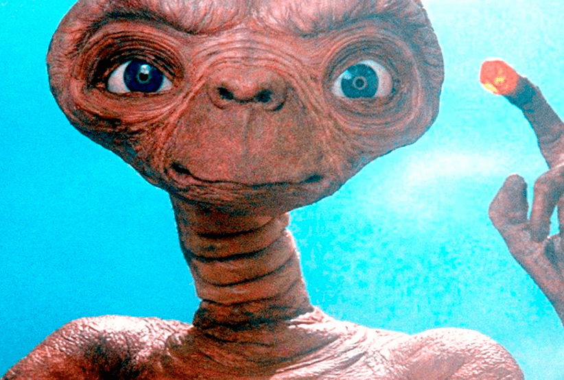 ET e Elliott em E.T. O Extraterrestre. Um dos personagens mais famosos dos anos 80.