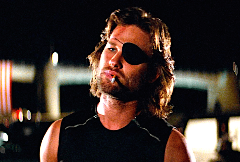 Snake Plissken interpretado por Kurt Russel segurando uma arma em Fuga de Nova York. Um dos personagens mais famosos dos anos 80.