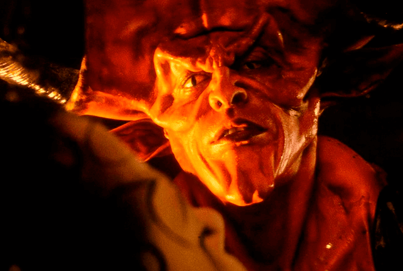 Tim Curry como Escuridão no filme A Lenda (1985).Um dos personagens mais famosos dos anos 80.