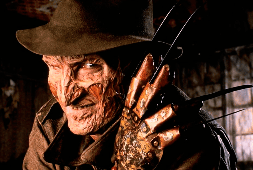 Freddy Kruger mostrando suas lâminas em A Hora do Pesadelo. Um dos personagens mais famosos dos anos 80.