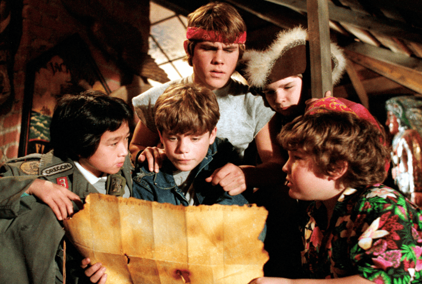 Jeff Cohen como o personagem Gordo, mostrando a barriga no filme: Os Goonies (1985).Um dos personagens mais famosos dos anos 80.