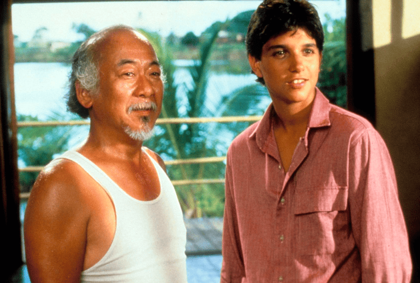 Sr. Myagi segurando pauzinhos em Karatê Kid. Um dos personagens mais famosos dos anos 80.