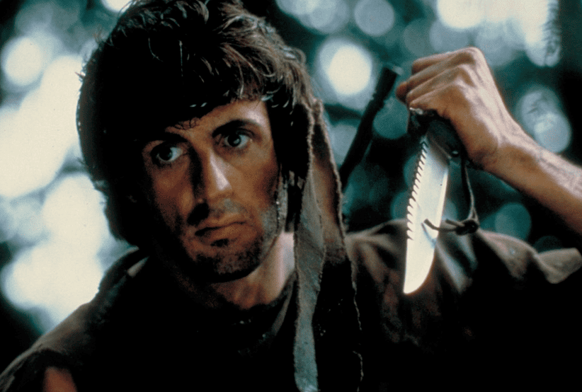 Rambo interpretado por Syvester Stallone pronto para guerra em Rambo - Programado Para Matar. Um dos personagens mais famosos dos anos 80.