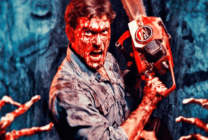 Ash interpretado por Bruce Campbell segurando uma moto serra em Evil Dead- A Morte do Demônio. Um dos personagens mais famosos dos anos 80.