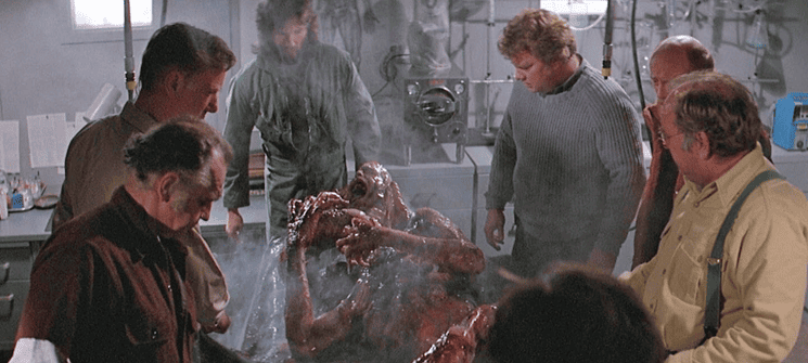 O Alienígena sendo observado liderado por MacReady (Kurt Russel) no filme O Enigma do Outro Mundo. Um dos personagens mais famosos dos anos 80. 