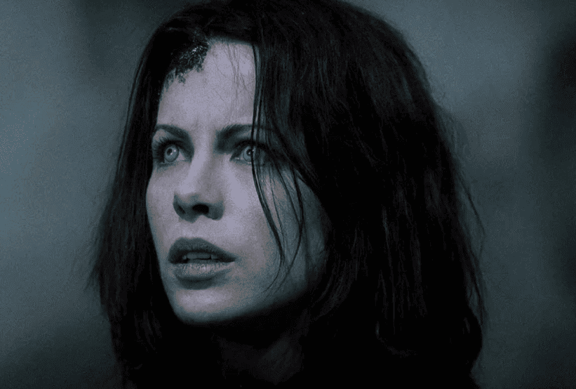 Selene (Kate Beckinsale) segurando duas pistolas em Anjos da Noite. 30 personagens femininas que marcaram a história do cinema