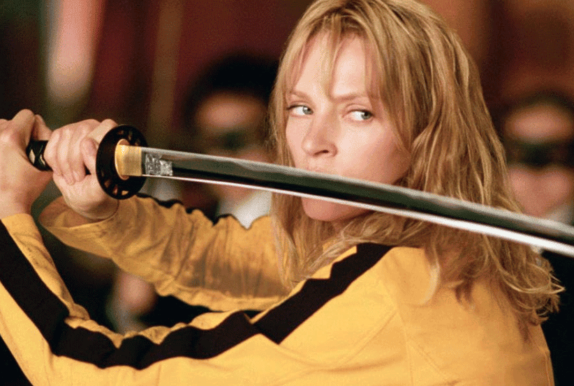 Beatrix (Uma Thurman) segurando uma katana em Kill Bill. 30 personagens femininas que marcaram a história do cinema