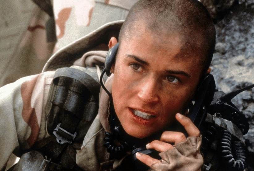Jordan (Demi Moore) de uniforme e segurando uma metralhadora em Até o Limite da Honra. 30 personagens femininas que marcaram a história do cinema