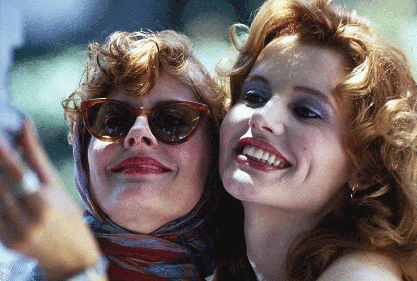 Thelma (Geena Davis) e Louise (Susan Sarandon) tirando uma fotografia em Thelma & Louise. 30 personagens femininas que marcaram a história do cinema