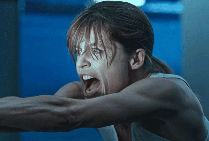 Sarah Connor (Linda Hamilton) segurando uma arma em O Exterminador do Futuro 2. 30 personagens femininas que marcaram a história do cinema