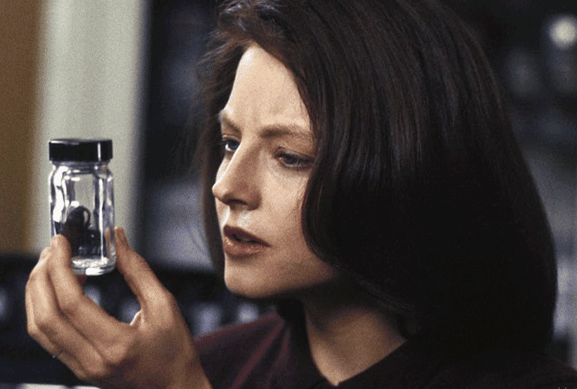 A agende especial Clarice Starling (Jodie Foster) analisando provas em O Silêncio dos Inocentes. 30 personagens femininas que marcaram a história do cinema