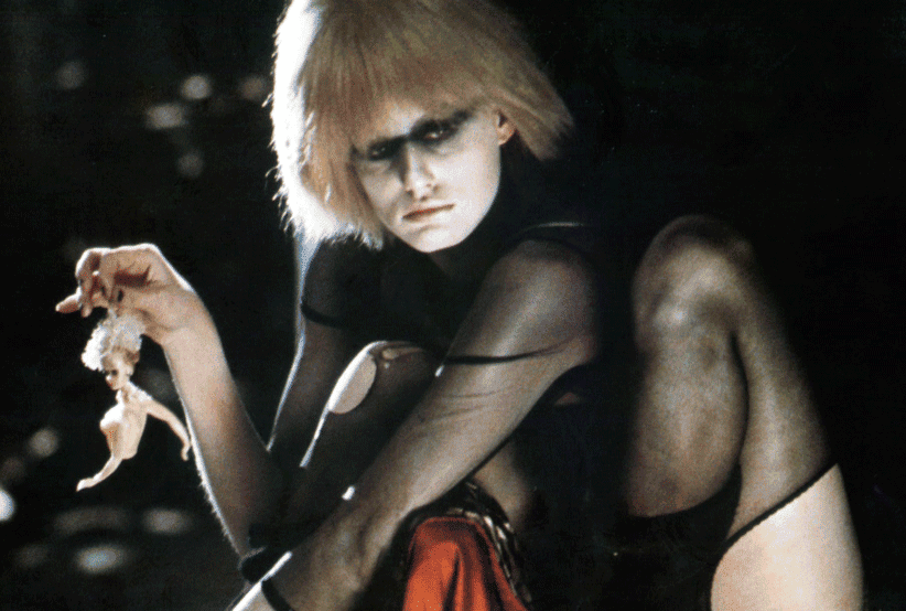 Pris (Daryl Hannah) segurando uma boneca quebrada em Blade Runner: O Caçador de Androides, 1982. 30 personagens femininas que marcaram a história do cinema