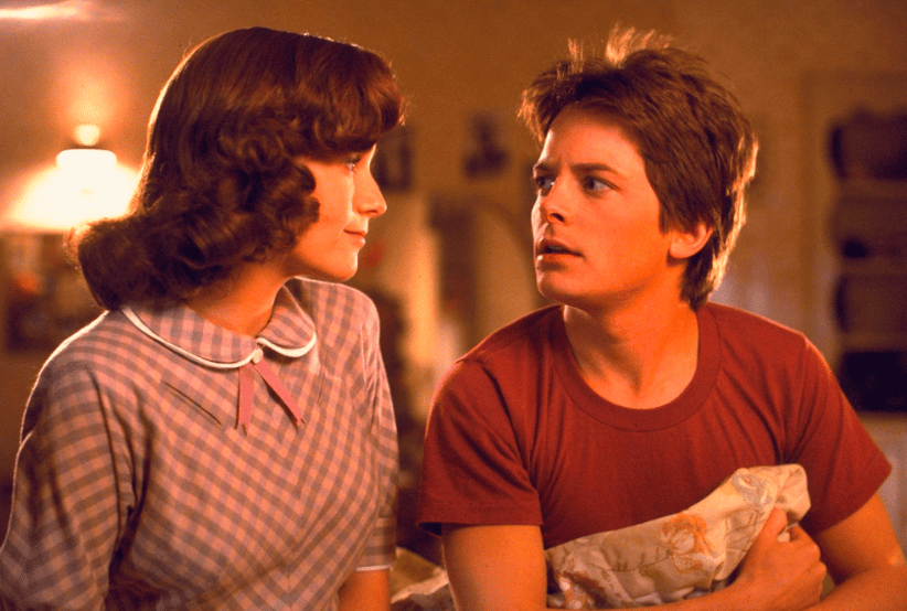 Lea Thompson como Lorraine Baines e Michael J. Fox como Marty McFly. Lista que reúne curiosidades sobre  filme De Volta para o Futuro.