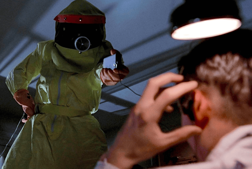 Marty McFly convonvado George para algumas mudanças. Lista que reúne curiosidades sobre  filme De Volta para o Futuro.