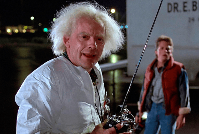 
Christopher Lloyd como o Dr. Emmett Brown. Lista que reúne curiosidades sobre  filme De Volta para o Futuro.