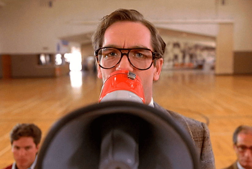 Huey Lewis como o professor/jurado em De Volta para o Futuro (1985). Lista que reúne curiosidades sobre  filme De Volta para o Futuro.