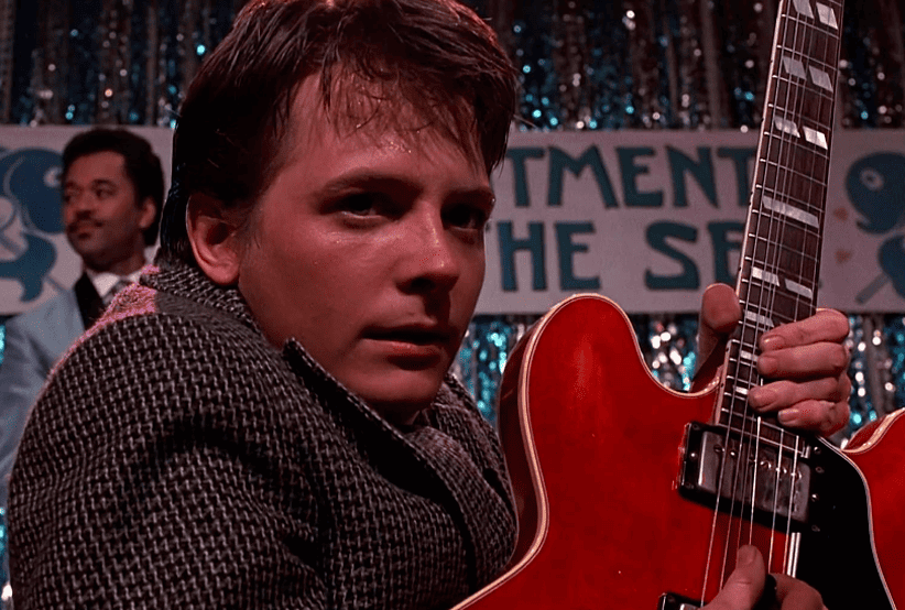 Michael J. Fox tocando guitarra no filme De Volta para o Futuro (1985). Um dos personagens mais famosos dos anos 80.