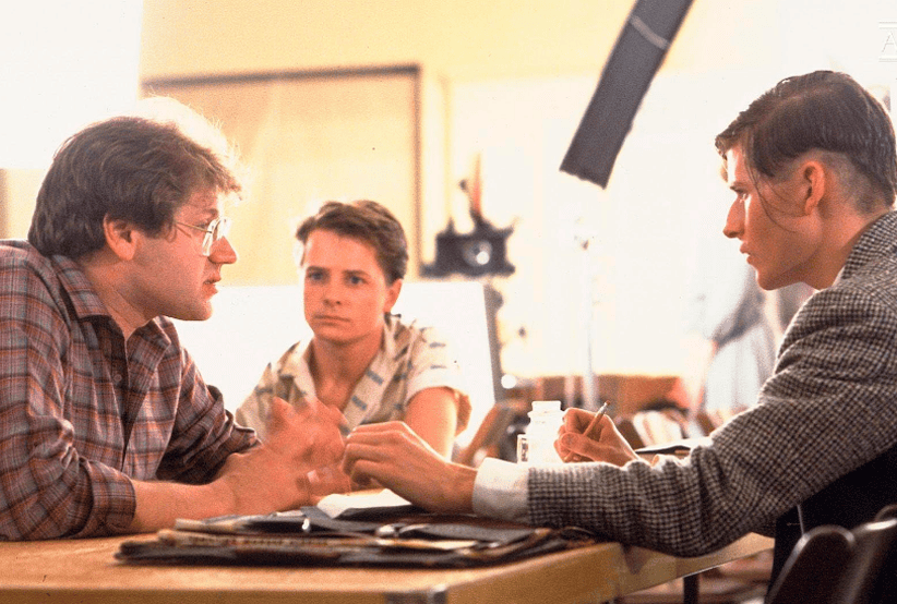O diretor Robert Zemeckis, Michael J. Fox e Crispin Glover nos bastidores. Lista que reúne curiosidades sobre  filme De Volta para o Futuro.
