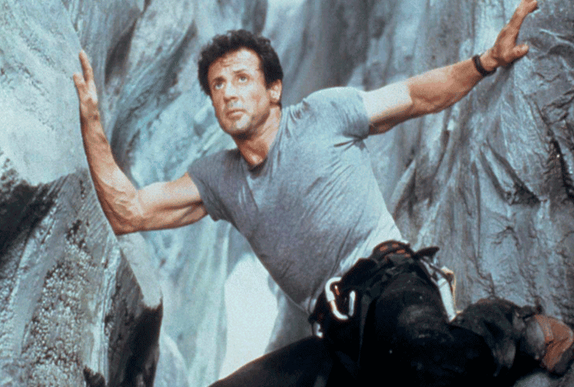 Gabe (Sylvester Stallone) escalando uma montanha