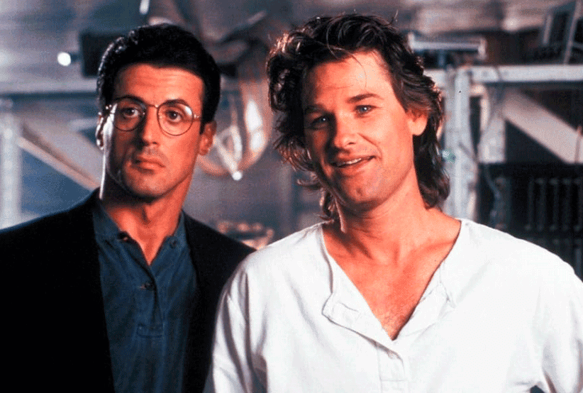 Tango (Sylvester Stallone) ao lado de Cash segurando uma arma