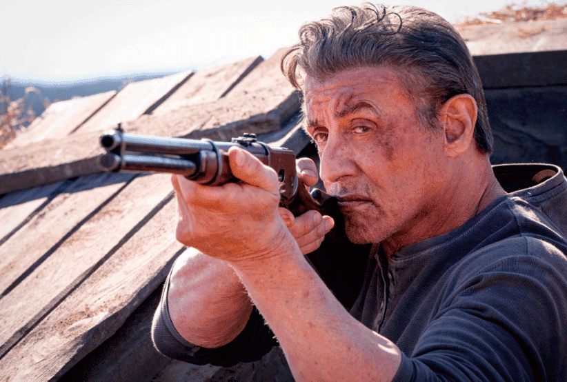 Rambo (Sylvester Stallone) segurando uma espinguarda