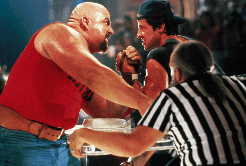 Falção (Sylvester Stallone) em uma disputa de quebra de braço